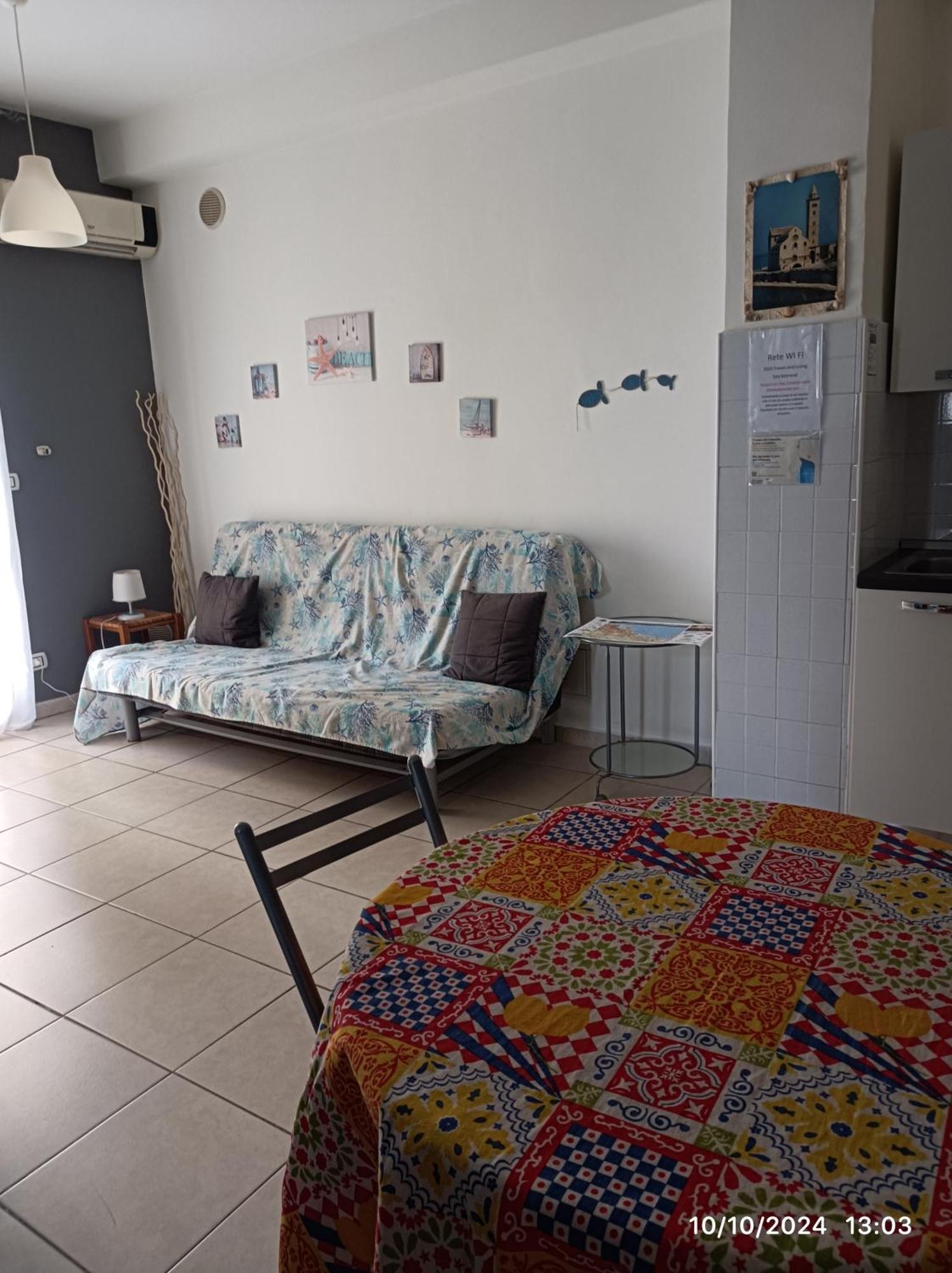 Travel And Living Hotel Трани Екстериор снимка