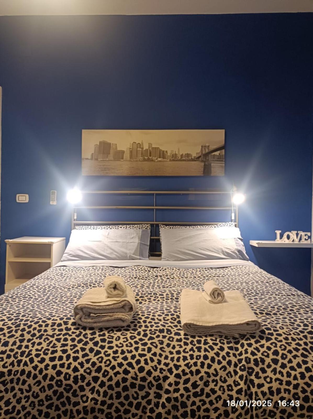 Travel And Living Hotel Трани Екстериор снимка