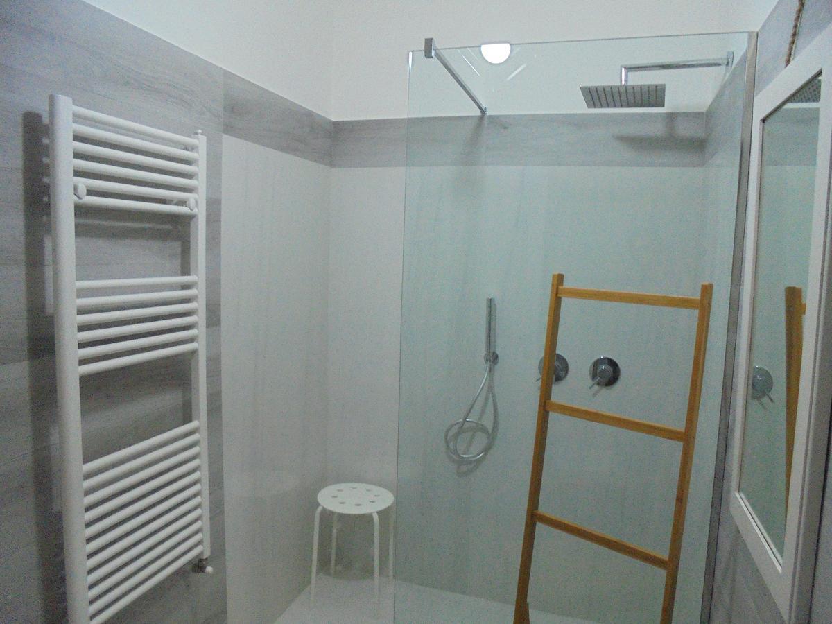 Travel And Living Hotel Трани Екстериор снимка