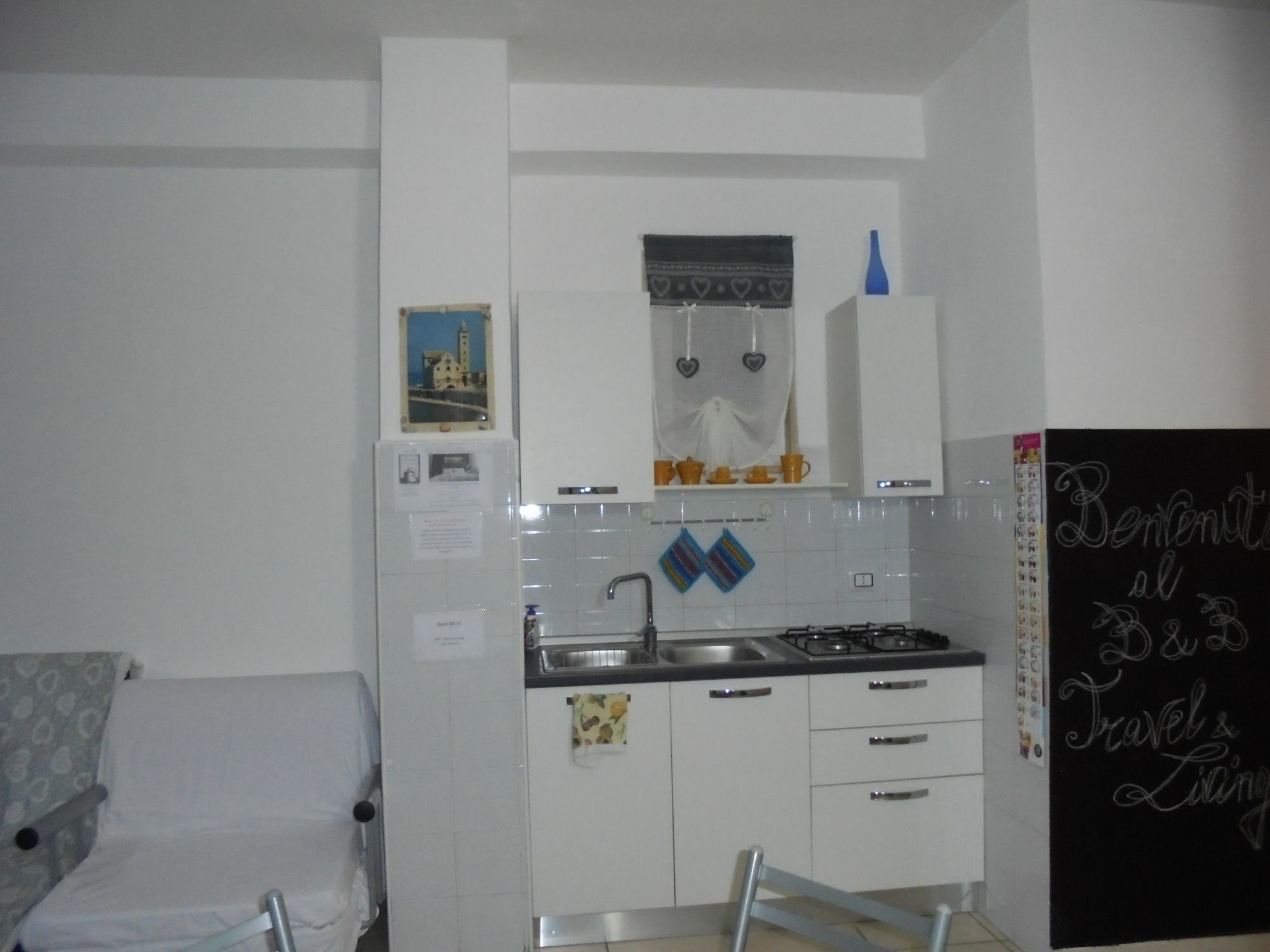 Travel And Living Hotel Трани Екстериор снимка